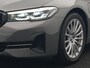 BMW 5-Serie Touring 530e Sportline PHEV 293pk Dealer O.H Bernina Grau Metallic | Trekhaak Afn. | M Sportstuur | Camera | Lederen Sportstoelen Verwarmd | Cruise Control | BMW LED | Hifi Sound | Apple Carplay | Navigatie | Virtual | DAB | Plug In Hybrid