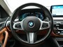 BMW 5-Serie Touring 530e Sportline PHEV 293pk Dealer O.H Bernina Grau Metallic | Trekhaak Afn. | M Sportstuur | Camera | Lederen Sportstoelen Verwarmd | Cruise Control | BMW LED | Hifi Sound | Apple Carplay | Navigatie | Virtual | DAB | Plug In Hybrid