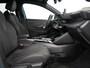 Peugeot 208 GT | Armsteunen op de voorportieren bekleed met kunstleder met groen sierstiksel (GT-Line) | Climate Control | Dashboard en deurpanelen in kunststof met carboneffect