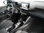 Peugeot 208 GT | Armsteunen op de voorportieren bekleed met kunstleder met groen sierstiksel (GT-Line) | Climate Control | Dashboard en deurpanelen in kunststof met carboneffect