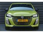 Peugeot 208 GT | Armsteunen op de voorportieren bekleed met kunstleder met groen sierstiksel (GT-Line) | Climate Control | Dashboard en deurpanelen in kunststof met carboneffect