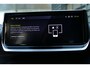 Peugeot 208 GT | Armsteunen op de voorportieren bekleed met kunstleder met groen sierstiksel (GT-Line) | Climate Control | Dashboard en deurpanelen in kunststof met carboneffect