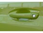 Peugeot 208 GT | Armsteunen op de voorportieren bekleed met kunstleder met groen sierstiksel (GT-Line) | Climate Control | Dashboard en deurpanelen in kunststof met carboneffect