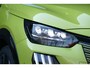 Peugeot 208 GT | Armsteunen op de voorportieren bekleed met kunstleder met groen sierstiksel (GT-Line) | Climate Control | Dashboard en deurpanelen in kunststof met carboneffect