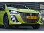 Peugeot 208 GT | Armsteunen op de voorportieren bekleed met kunstleder met groen sierstiksel (GT-Line) | Climate Control | Dashboard en deurpanelen in kunststof met carboneffect