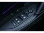 Peugeot 208 GT | Armsteunen op de voorportieren bekleed met kunstleder met groen sierstiksel (GT-Line) | Climate Control | Dashboard en deurpanelen in kunststof met carboneffect
