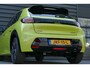 Peugeot 208 GT | Armsteunen op de voorportieren bekleed met kunstleder met groen sierstiksel (GT-Line) | Climate Control | Dashboard en deurpanelen in kunststof met carboneffect