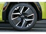 Peugeot 208 GT | Armsteunen op de voorportieren bekleed met kunstleder met groen sierstiksel (GT-Line) | Climate Control | Dashboard en deurpanelen in kunststof met carboneffect
