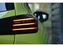 Peugeot 208 GT | Armsteunen op de voorportieren bekleed met kunstleder met groen sierstiksel (GT-Line) | Climate Control | Dashboard en deurpanelen in kunststof met carboneffect