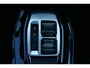 Peugeot 208 GT | Armsteunen op de voorportieren bekleed met kunstleder met groen sierstiksel (GT-Line) | Climate Control | Dashboard en deurpanelen in kunststof met carboneffect