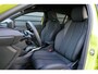 Peugeot 208 GT | Armsteunen op de voorportieren bekleed met kunstleder met groen sierstiksel (GT-Line) | Climate Control | Dashboard en deurpanelen in kunststof met carboneffect