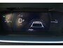 Peugeot 208 GT | Armsteunen op de voorportieren bekleed met kunstleder met groen sierstiksel (GT-Line) | Climate Control | Dashboard en deurpanelen in kunststof met carboneffect
