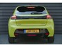 Peugeot 208 GT | Armsteunen op de voorportieren bekleed met kunstleder met groen sierstiksel (GT-Line) | Climate Control | Dashboard en deurpanelen in kunststof met carboneffect