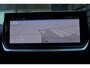 Peugeot 208 GT | Armsteunen op de voorportieren bekleed met kunstleder met groen sierstiksel (GT-Line) | Climate Control | Dashboard en deurpanelen in kunststof met carboneffect