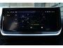 Peugeot 208 GT | Armsteunen op de voorportieren bekleed met kunstleder met groen sierstiksel (GT-Line) | Climate Control | Dashboard en deurpanelen in kunststof met carboneffect