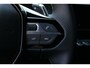Peugeot 208 GT | Armsteunen op de voorportieren bekleed met kunstleder met groen sierstiksel (GT-Line) | Climate Control | Dashboard en deurpanelen in kunststof met carboneffect