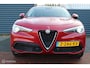 Alfa Romeo Stelvio 2.0 T AWD 281 PK First Edition, Rosso Competizione, Panoramadak, F1 Schakeling, Navi, Donker glas, Pdc voor + achter + camera, Stoel- Stuurverwarming,20 Inch LMV