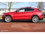 Alfa Romeo Stelvio 2.0 T AWD 281 PK First Edition, Rosso Competizione, Panoramadak, F1 Schakeling, Navi, Donker glas, Pdc voor + achter + camera, Stoel- Stuurverwarming,20 Inch LMV