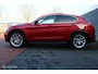 Alfa Romeo Stelvio 2.0 T AWD 281 PK First Edition, Rosso Competizione, Panoramadak, F1 Schakeling, Navi, Donker glas, Pdc voor + achter + camera, Stoel- Stuurverwarming,20 Inch LMV