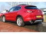 Alfa Romeo Stelvio 2.0 T AWD 281 PK First Edition, Rosso Competizione, Panoramadak, F1 Schakeling, Navi, Donker glas, Pdc voor + achter + camera, Stoel- Stuurverwarming,20 Inch LMV