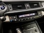 Lexus CT 200h Sport Automaat (APPLE CARPLAY, ALCANTARA, CAMERA, KEYLESS, SPORTSTOELEN, CRUISE, PARKEERSENSOREN, NIEUWSTAAT)