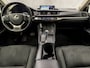 Lexus CT 200h Sport Automaat (APPLE CARPLAY, ALCANTARA, CAMERA, KEYLESS, SPORTSTOELEN, CRUISE, PARKEERSENSOREN, NIEUWSTAAT)