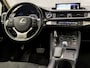 Lexus CT 200h Sport Automaat (APPLE CARPLAY, ALCANTARA, CAMERA, KEYLESS, SPORTSTOELEN, CRUISE, PARKEERSENSOREN, NIEUWSTAAT)