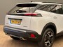 Peugeot 2008 Allure | Advanced Active Safety Brake met camera en radar | Climate Control | Dashboard in zacht materiaal met carboneffect en hoogglans zwarte sierstrip