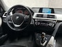 BMW 3-Serie 318i Sportline Automaat (GROOT NAVI, BLACK PACK, CLIMATE, PARKEERSENSOREN, SPORTSTOELEN, LED KOPLAMPEN, CRUISE, NIEUWE APK, NIEUWSTAAT)
