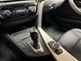 BMW 3-Serie 318i Sportline Automaat (GROOT NAVI, BLACK PACK, CLIMATE, PARKEERSENSOREN, SPORTSTOELEN, LED KOPLAMPEN, CRUISE, NIEUWE APK, NIEUWSTAAT)