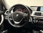 BMW 3-Serie 318i Sportline Automaat (GROOT NAVI, BLACK PACK, CLIMATE, PARKEERSENSOREN, SPORTSTOELEN, LED KOPLAMPEN, CRUISE, NIEUWE APK, NIEUWSTAAT)