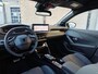 Peugeot 208 GT | Armsteunen op de voorportieren bekleed met kunstleder met groen sierstiksel (GT-Line) | Climate Control | Dashboard en deurpanelen in kunststof met carboneffect