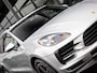 Porsche Macan 2.0 | PASM LUCHTVERING | PANORAMA/SCHUIF-KANTELDAK | 20 INCH | ACHTERUITRIJCAMERA | ADAPTIEVE CRUISE CONTROL | ELEKTRISCHE TREKHAAK | DOLOMIETZILVER | STOELVERWARMING | ACHTERBANKVERWARMING |