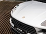 Porsche Macan 2.0 | PASM LUCHTVERING | PANORAMA/SCHUIF-KANTELDAK | 20 INCH | ACHTERUITRIJCAMERA | ADAPTIEVE CRUISE CONTROL | ELEKTRISCHE TREKHAAK | DOLOMIETZILVER | STOELVERWARMING | ACHTERBANKVERWARMING |