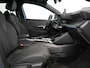 Peugeot 208 GT | Armsteunen op de voorportieren bekleed met kunstleder met groen sierstiksel (GT-Line) | Climate Control | Dashboard en deurpanelen in kunststof met carboneffect