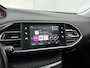 Peugeot 308 Blue Lease Executive 110pk | Navigatie | Panoramadak | Climate Control | Cruise Control | Parkeersensoren v+a | Armsteun | Elektrisch inklapbare spiegels | Bluetooth | Apple Carplay / Android Auto | DAB+ radio | Automatisch dimlicht | Regensensor | Donker getint glas | 16" lichtmetalen velgen |
