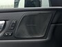 Volvo XC60 2.0 T8 Plug-in hybrid AWD Ultra Black Edition | Facelift | Adaptieve Cruise Control | Panoramadak | Head-Up Display | Harman Kardon Audio | Stoel-/Stuurverwarming | 360° Parkeercamera | Dodehoek Detectie |