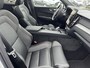 Volvo XC60 2.0 T8 Plug-in hybrid AWD Ultra Black Edition | Facelift | Adaptieve Cruise Control | Panoramadak | Head-Up Display | Harman Kardon Audio | Stoel-/Stuurverwarming | 360° Parkeercamera | Dodehoek Detectie |