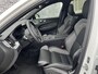 Volvo XC60 2.0 T8 Plug-in hybrid AWD Ultra Black Edition | Facelift | Adaptieve Cruise Control | Panoramadak | Head-Up Display | Harman Kardon Audio | Stoel-/Stuurverwarming | 360° Parkeercamera | Dodehoek Detectie |