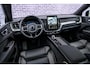 Volvo XC60 2.0 T8 Plug-in hybrid AWD Ultra Black Edition | Facelift | Adaptieve Cruise Control | Panoramadak | Head-Up Display | Harman Kardon Audio | Stoel-/Stuurverwarming | 360° Parkeercamera | Dodehoek Detectie |