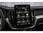 Volvo XC60 2.0 T8 Plug-in hybrid AWD Ultra Black Edition | Facelift | Adaptieve Cruise Control | Panoramadak | Head-Up Display | Harman Kardon Audio | Stoel-/Stuurverwarming | 360° Parkeercamera | Dodehoek Detectie |