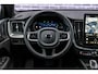Volvo XC60 2.0 T8 Plug-in hybrid AWD Ultra Black Edition | Facelift | Adaptieve Cruise Control | Panoramadak | Head-Up Display | Harman Kardon Audio | Stoel-/Stuurverwarming | 360° Parkeercamera | Dodehoek Detectie |