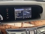 Mercedes-Benz S-klasse 500 LANG LORINSER V8 388 PK YOUNGTIMER ! LUCHTVERING NAVIGATIE BLUETOOTH HARMAN KARDON STOELVERWARMING PANORAMA SCHUIFKANTELDAK ELEKTRISCHE STOEL VOOR EN ACHTER ACHTERUITRIJCAMERA ZEER MOOI !!! 3010