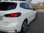BMW 2-Serie Active Tourer 225e xDrive Luxury-Line Widescreen Display DAB-tuner Verduisterde ruiten PDC Achteruitrijcamera 17''LM Velgen