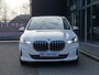 BMW 2-Serie Active Tourer 225e xDrive Luxury-Line Widescreen Display DAB-tuner Verduisterde ruiten PDC Achteruitrijcamera 17''LM Velgen