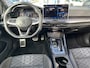 Volkswagen Golf 1.5 eTSI R-Line Edition / AUTOMAAT/ GARANTIE 03-2030/ PANO/ HARMAN KARDON/ PARK.SENSOR.V+A/ 360 CAMERA/ STUUR+STOEL VERWARM./ APP-CONNECT/ ACC/ DAB/ DIGITAL DASH/ RIJ-MODI/ ISOFIX/ 17'' LMV
