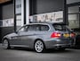 BMW 3-Serie Touring 325i High Executive | PANO | TREKHAAK | LEDER | STOELVERWARMING | KEYLESS
