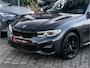 BMW 3-Serie Touring 330e xDrive High Exe M-Sport PANO LASER HARMAN KARDON HUD TREKHAAK CAMERA 19 INCH BOMVOL!!