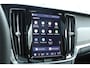 Volvo V90 2.0 T8 Plug-in hybrid AWD Ultra Dark Bowers & Wilkins premium audio | Panoramadak | 360" Camera | Semi elektrische trekhaak | Stoelventilatie | Stuurwiel verwarming | Stoelverwarming voorzijde | Achterbank verwarming