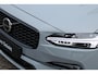 Volvo V90 2.0 T8 Plug-in hybrid AWD Ultra Dark Bowers & Wilkins premium audio | Panoramadak | 360" Camera | Semi elektrische trekhaak | Stoelventilatie | Stuurwiel verwarming | Stoelverwarming voorzijde | Achterbank verwarming